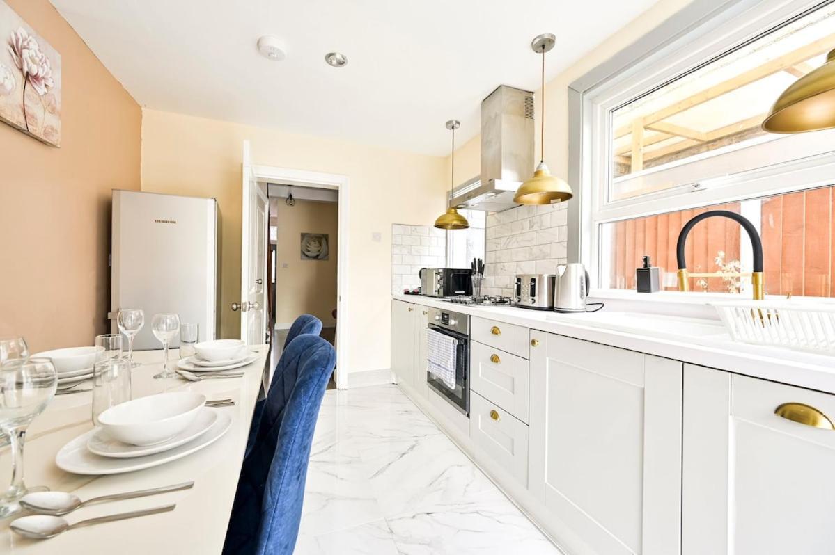Cozy 3 Bed Home In London, Free Parking, Sleeps 8! מראה חיצוני תמונה